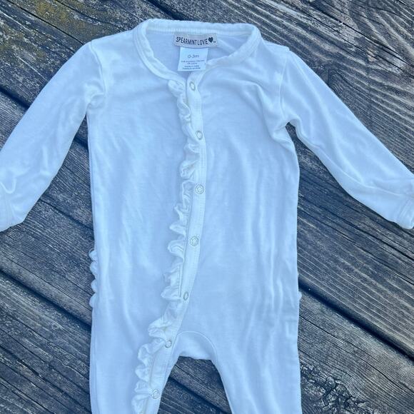 Spearmint Love White Ruffle Snap Footie 0-3 Months Bamboo Viscose EUC - Picture 3 of 5